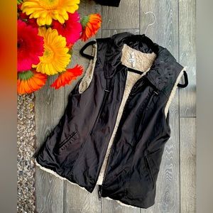 CAbi Vest- black w cream-colored fuzzy/faux fur interior 🖤 warm, lightweight!